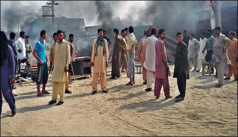 فیصل آباد مبینہ مقابلہ: 2 نوجوان ہلاک، ورثا کا سی پی اور آفس پر دھاوا