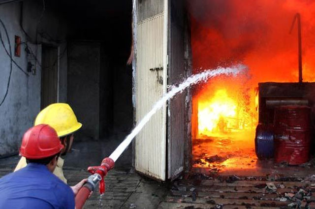 لاہور ہال روڈ پر واقع پلازہ میں آگ بھڑک اٹھی