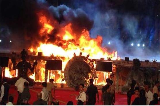 ممبئی : شو کے دوران سٹیج پر آتشزدگی، اہم بالی ووڈ شخصیات تقریب میں شریک تھیں