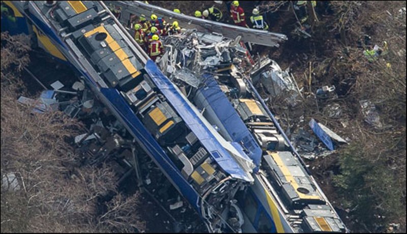 جرمنی میں 2 مسافر ٹرینیں آپس میں ٹکراگئیں، 10 افراد ہلاک