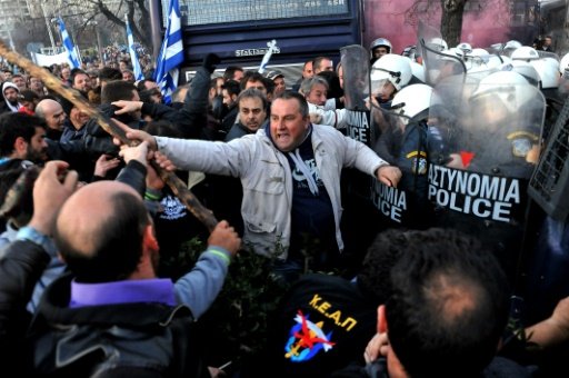 یونان : کسانوں نے وزارت زراعت کی عمارت پر دھاوا بول دیا