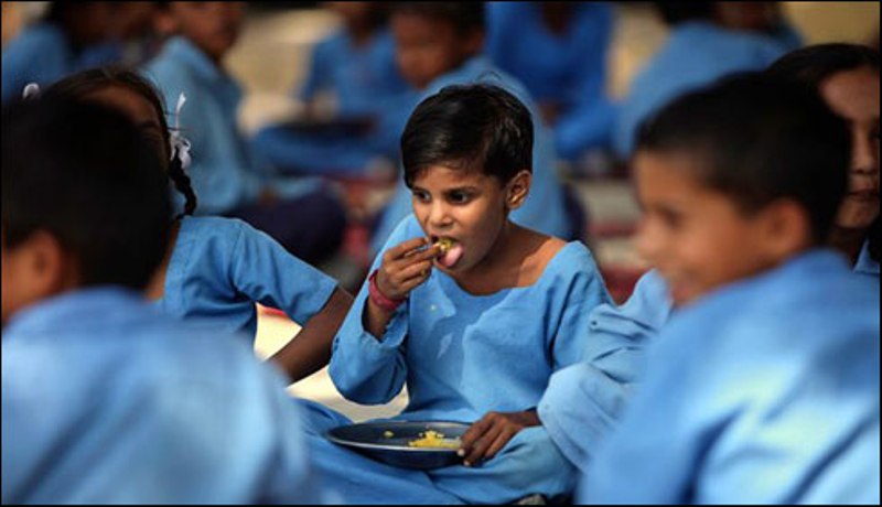 بھارت میں مضر صحت کھانا کھانے سے سو طالب علموں کی حالت غیر