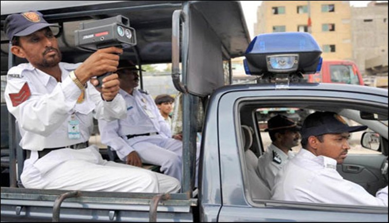 کراچی: ٹریفک پولیس اہلکاروں نے شہری کے اغوا کی کوشش ناکام بنا دی