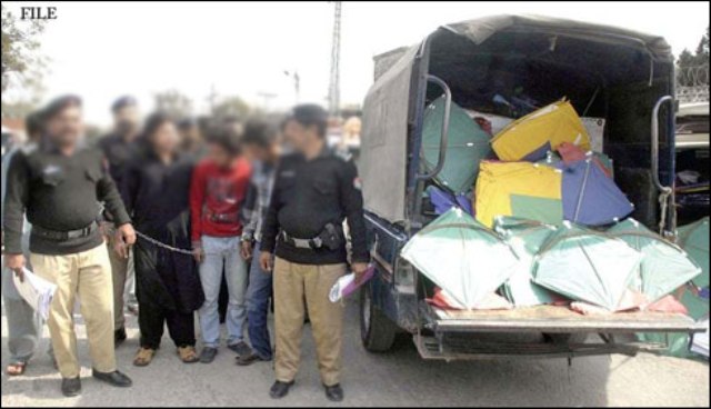 ملتان میں پولیس کا چھاپا، 50 ہزار پتنگیں برآمد