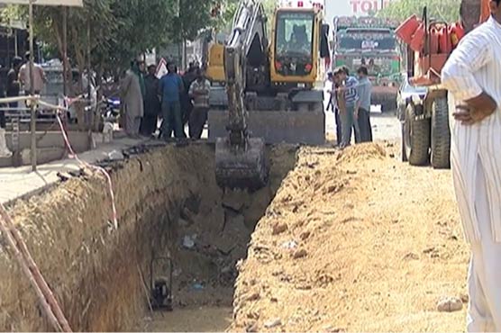 کراچی : ناگن چورنگی میں کھدائی کے دوران مزدور مٹی تلے دب کر جاں بحق