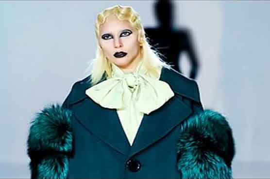 گلوکارہ لیڈی گاگا نے ماڈلنگ شروع کر دی، ریمپ پر واک