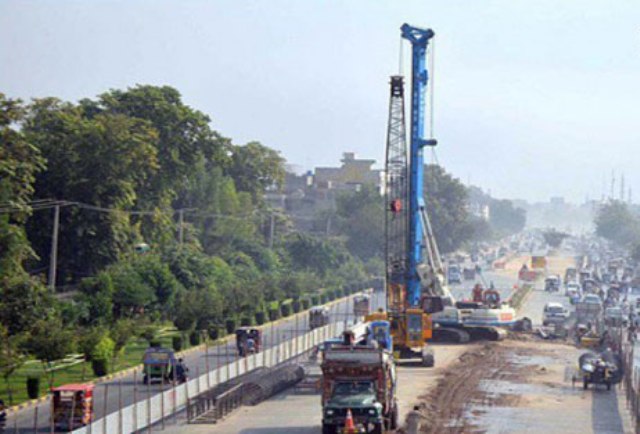 لاہور میں اورنج لائن ٹرین کی کرین نے ایک اور نوجوان کی جان لے لی