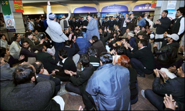 منعم ظفر خان کی پی آئی اے مظاہرین پر وحشیانہ تشدد کی مذمت