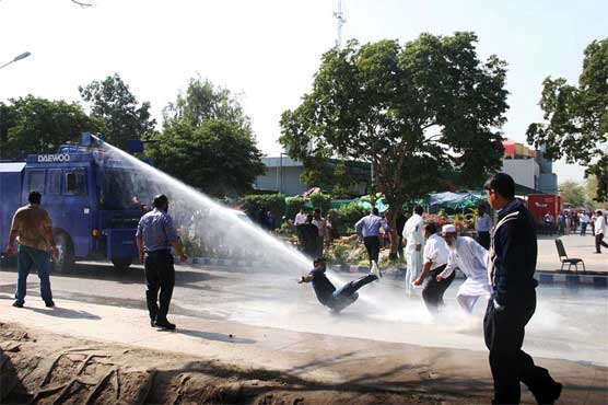 کراچی : پولیس کا پی آئی اے ملازمین پر لاٹھی چارج، 2 جاں بحق، متعدد زخمی