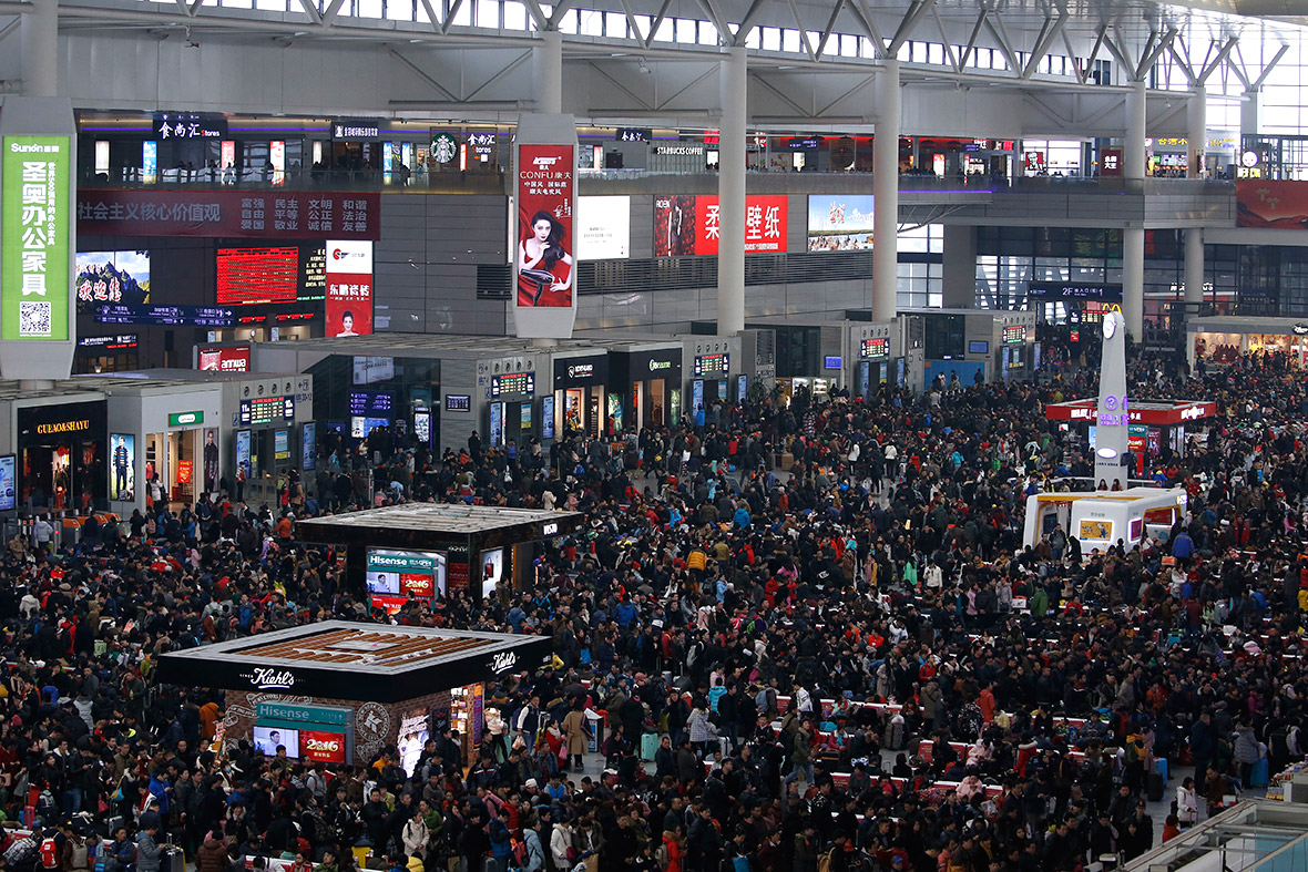 چین : شدید برفباری کے باعث ہزاروں افراد ریلوے اسٹیشن پر پھنس گئے