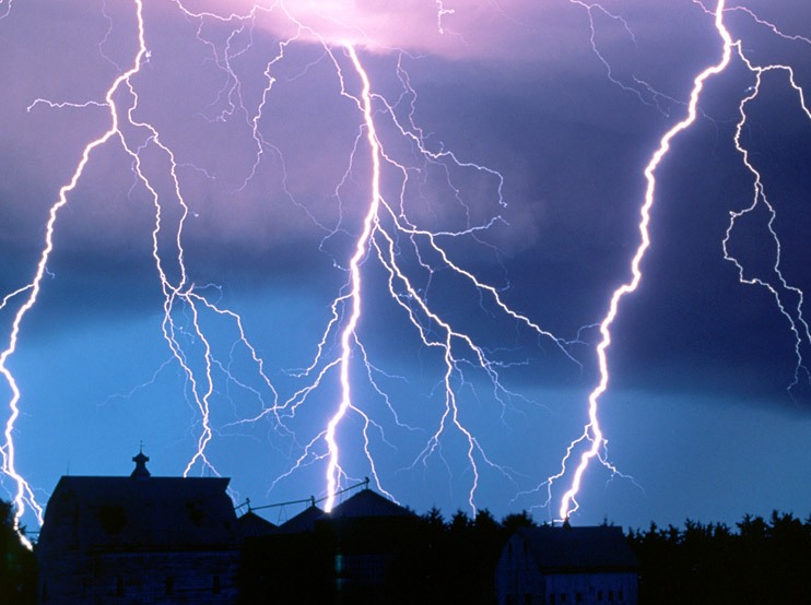 خوشاب میں آسمانی بجلی گرنے سے ایک ہی خاندان کے 7 افراد جاں بحق