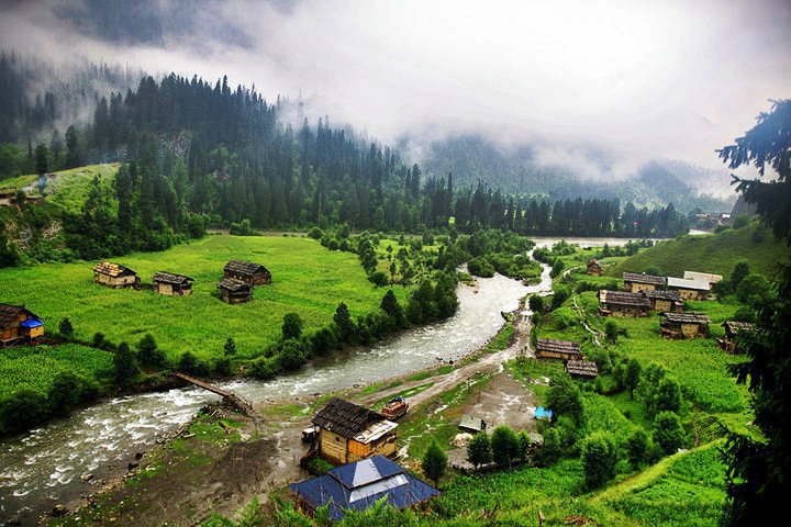 جنت نظیر وادی پکارے ہے تجھے