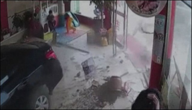 چین: تیز رفتار گاڑی شیشہ توڑ کر ریسٹورنٹ میں داخل، 6 زخمی