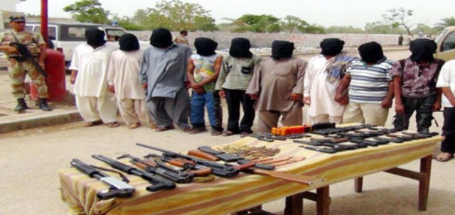 کراچی میں رینجرز اور پولیس کے چھاپوں کے دوران 37 جرائم پیشہ افراد گرفتار