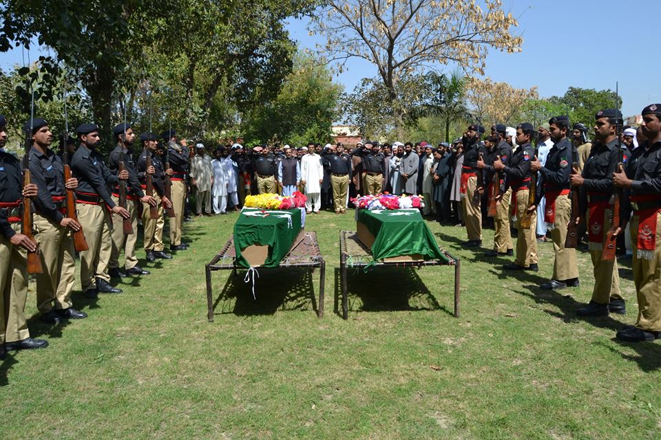 سیکورٹی کے سلسلے میں موٹر سائیکل پر ڈیوٹی پر جانیوالے دوپولیس اہلکاروں پر نامعلوم افراد کی فائرنگ