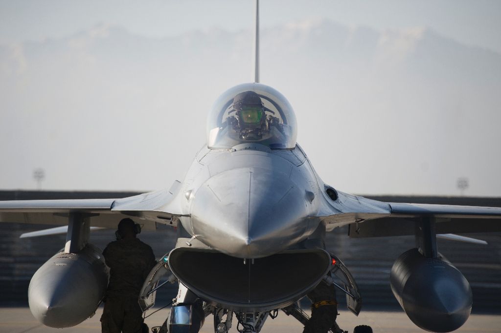 افغانستان میں امریکی فضائیہ کا جنگی طیارہ ایف 16 گر کر تباہ