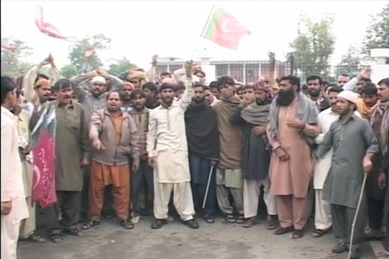 فیصل آباد : پاور لومز مزدوروں کا احتجاج بارش کے باوجود جاری