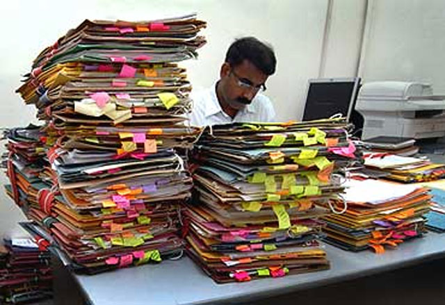 دیکھا تلہ گنگیو سرکاری ملازم ایک ٹرانسفر نوٹس کی مار