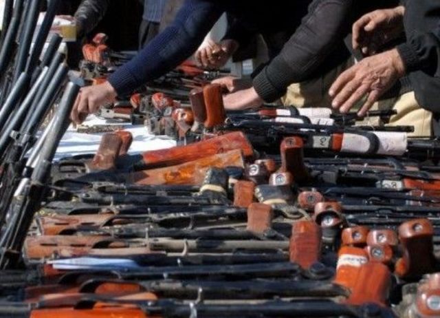 پشاور پولیس کی کارروائی، گودام سے غیر قانونی اسلحہ برآمد