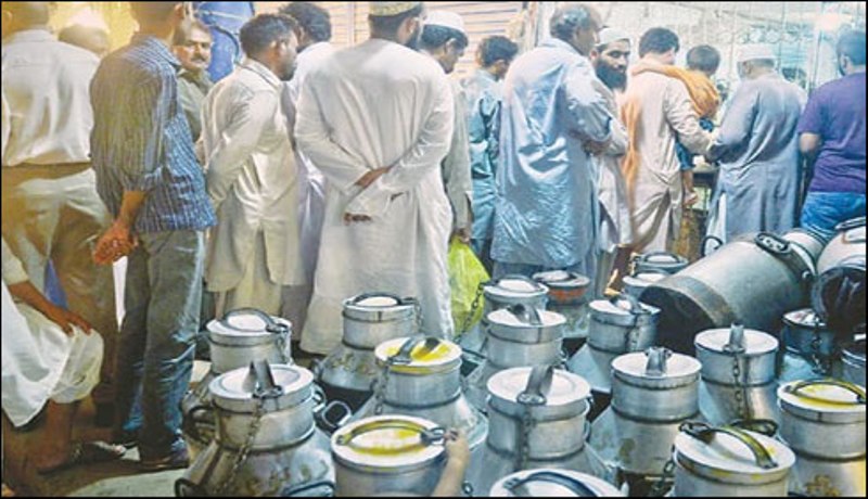 کراچی :دودھ فروشوں نے انتظامیہ کے احکامات ہوا میں اڑادئیے