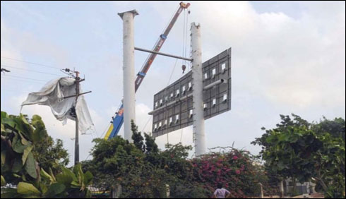 کراچی: کلفٹن میں غیر قانونی سائن بورڈز اور بِل بورڈز اتار لئے گئے