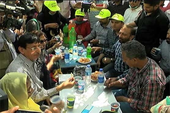 پہلے صفائی پھر سموسے، برگر: متحدہ کے رہنما کراچی یونیورسٹی پہنچ گئے