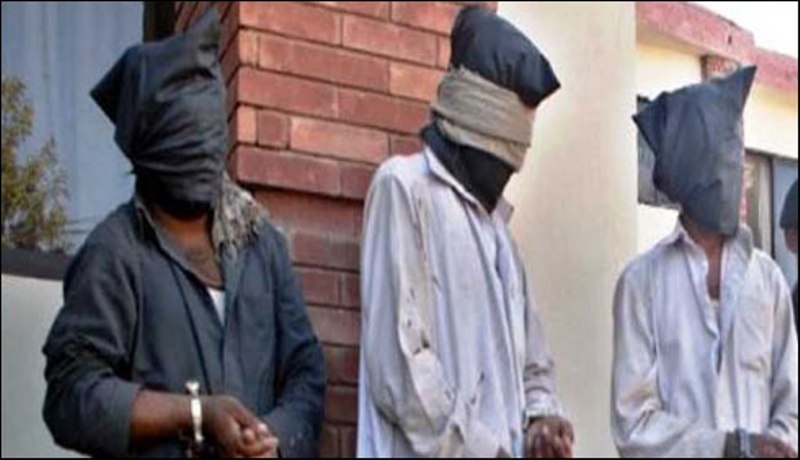 ملتان : دیہاتیوں نے 3 ڈاکو پکڑ لیے ،پٹائی کے بعد پولیس کے حوالے