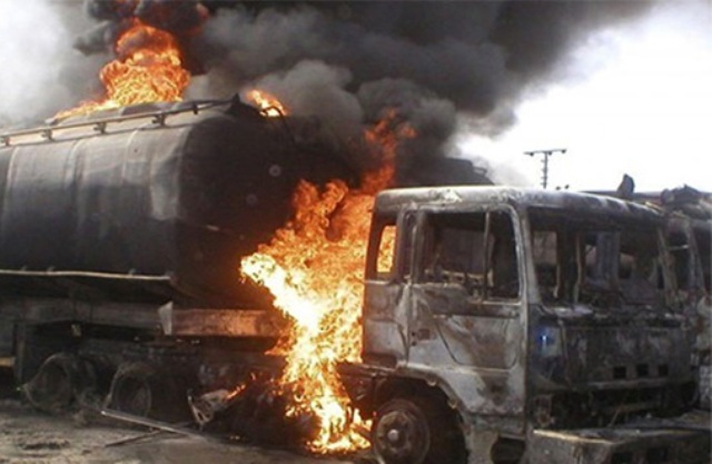 مظفر گڑھ: آئل ٹینکر میں آگ لگ گئی، 2 افراد جاں بحق، 20 سے زائد جھلس گئے