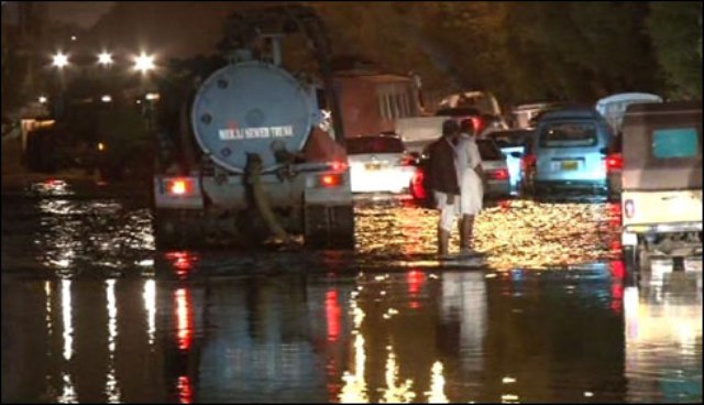 شاہراہ فیصل پر سیوریج لائن ٹوٹنے سےپانی جمع، رات گئے ٹریفک جام