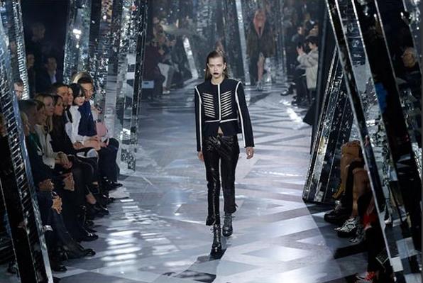 پیرس فیشن ویک اپنی تمام رعنائیوں کے ساتھ اختتام پذیر ہو گیا