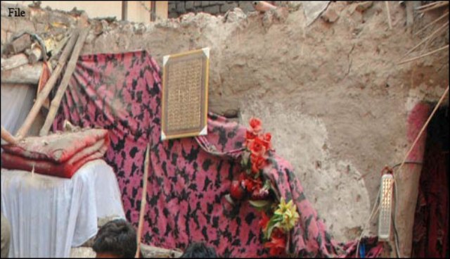 پشاور: چھتیں گرنے سے 3 خواتین سمیت11 افراد زخمی