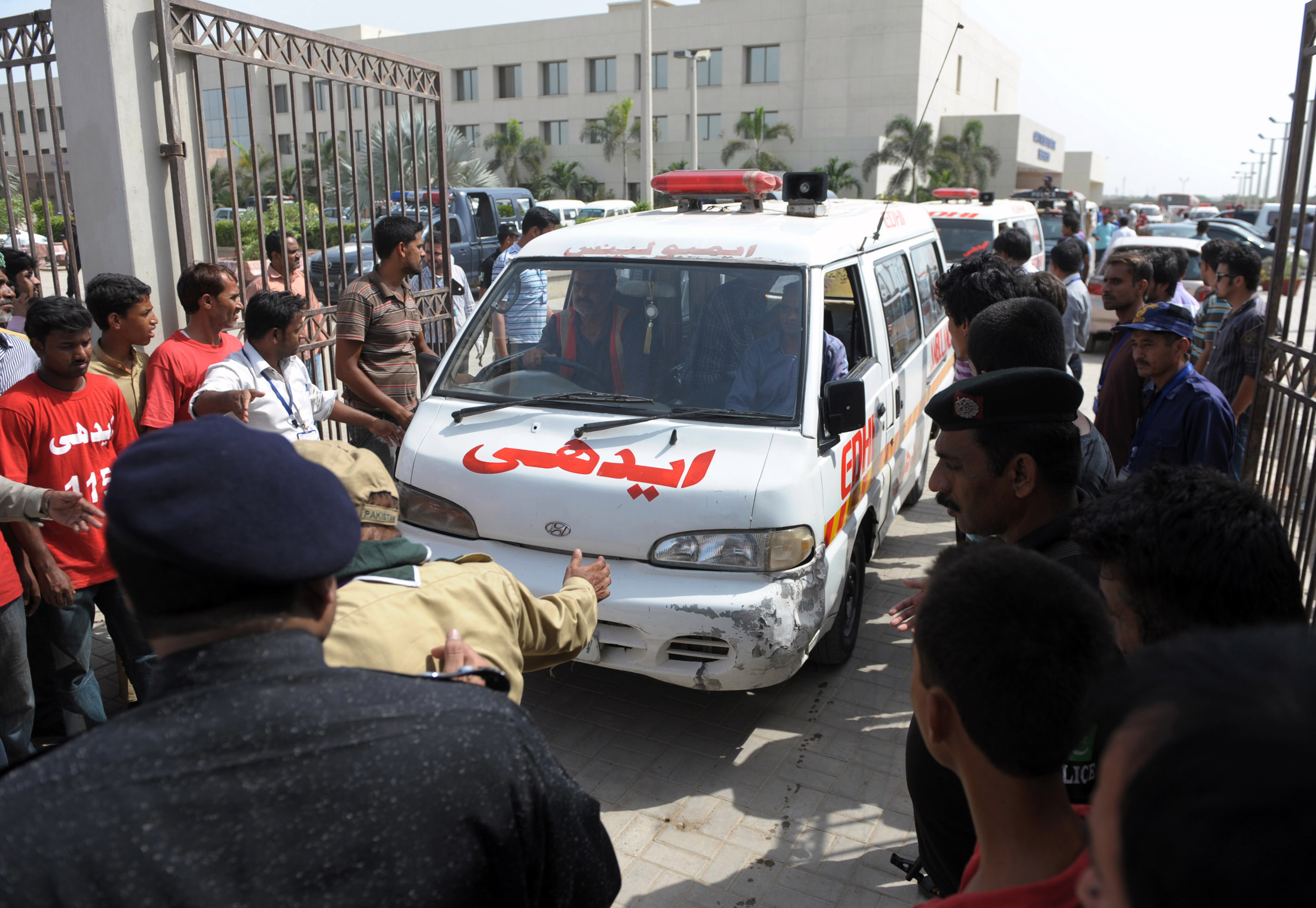 دالبندین: پولیس اسکواڈ کی گاڑی الٹنے سے  3 اہلکار زخمی