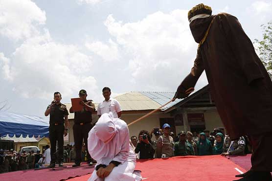 غیر محرم سے ملنے کی سزا، انڈونیشین لڑکی کو سرعام کوڑے