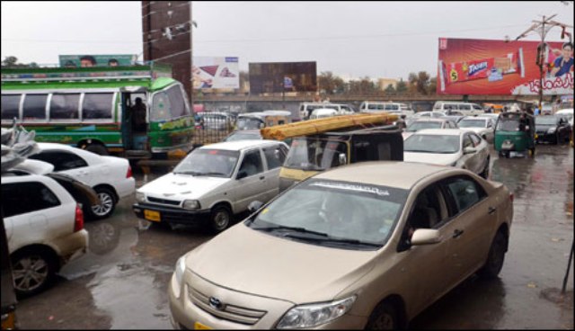 کوئٹہ میں نویں کے طالب علموں نے بارش میں پرچہ دیا