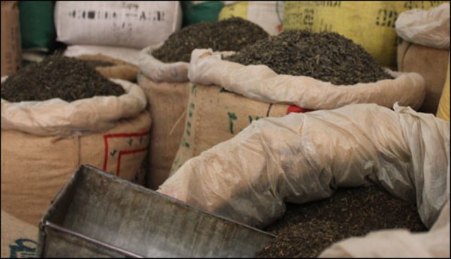 کراچی: سابق انسپکٹر چاند نیازی کے گودام پر چھاپہ،مضر صحت چائے برآمد