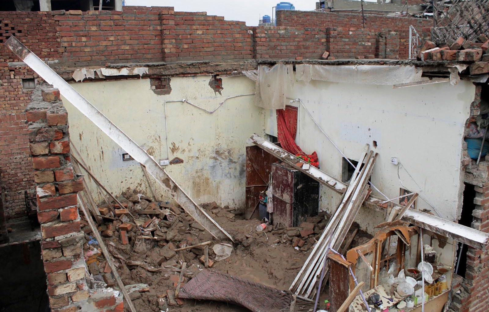 کروڑ لعل عیسن : گھر کی چھت گر گئی، 2 خواتین جاں بحق، 2 بچیاں زخمی