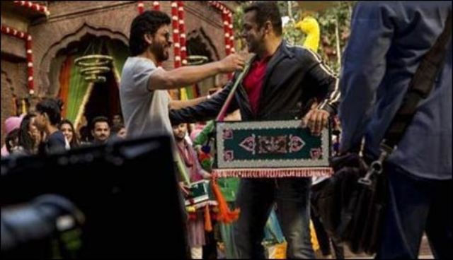 کنگ خان سلو بھائی سے ملاقا تکیلئے ’سلطان‘کے سیٹ پر پہنچ گئے