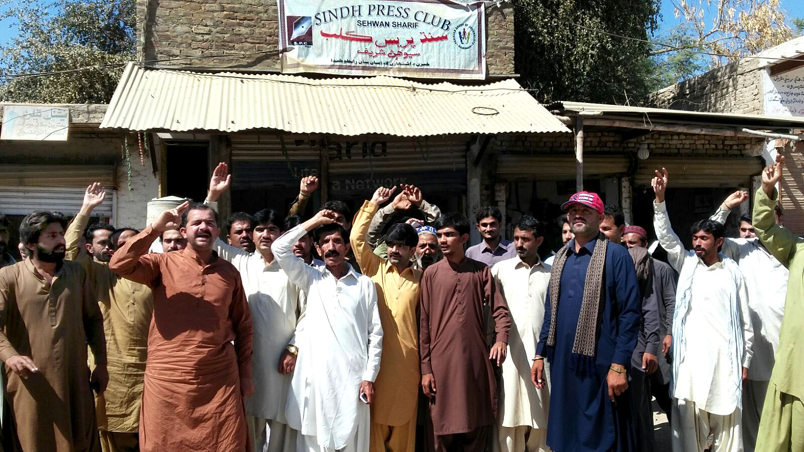 سیہون شریف میں  24 روز سے شہری پینے کے پانی کے لئے پریشان