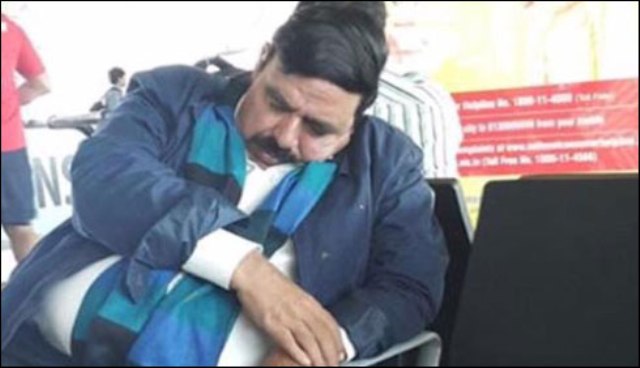 شیخ رشید احمد نئی دہلی ایئرپورٹ پر سوتے پائے گئے