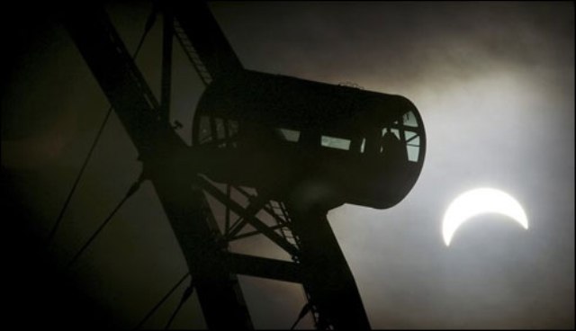 مکمل سورج گرہن انڈونیشیا میں دیکھا گیا، دورانیہ 4 منٹ تھا