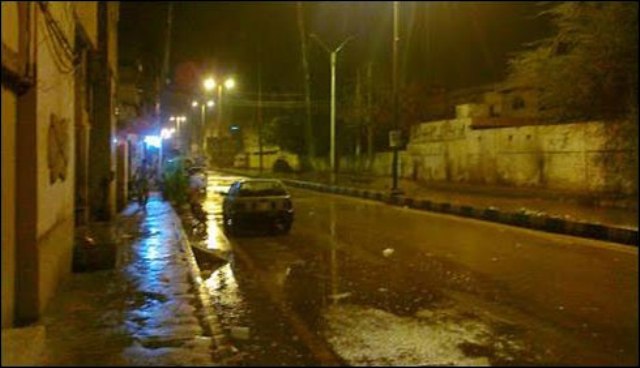 سکھر میں تیز ہواؤں کے ساتھ بارش، ہائی ٹینشن لائن ٹرپ