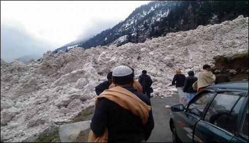 سوات : برفانی تودہ گرنے سے بحرین کالام روڈ 4 روز سے بند