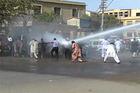 کراچی: اساتذہ کی واٹر کینن سے دھلائی، وزیر اعلی ہاؤس جانے کی کوشش ناکام