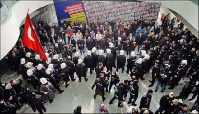 ترک پولیس کا حزبِ اختلاف کے اخبار کے دفاتر پر چھاپا