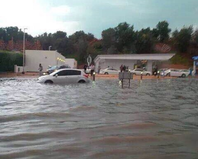 متحدہ عرب امارات میں شدید بارش اور ژالہ باری، معمولات زندگی متاثر