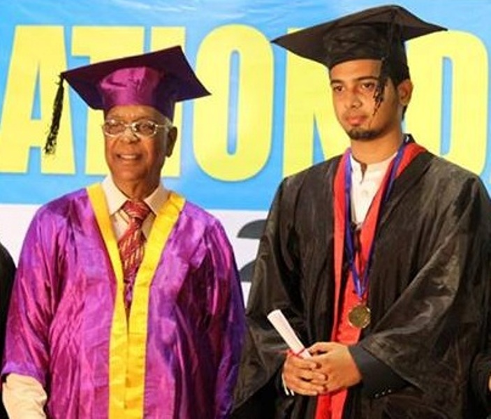 محمد انصر فاروقی کو ایم بی بی ایس کی تکمیل پر ڈاکٹر کی سند اور میڈل سے نوازا گیا