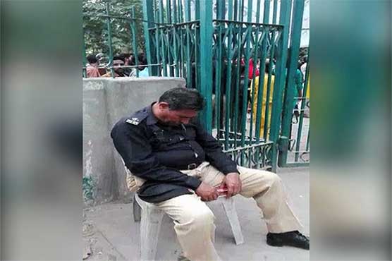 سانحہ گلشن اقبال کے صرف ایک ہفتہ بعد مرکزی گیٹ پر تعینات اے ایس آئی سو گیا