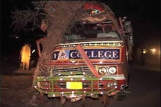 ملتان: تیز رفتار بس درخت سے ٹکرا گئی، 2 افراد جاں بحق