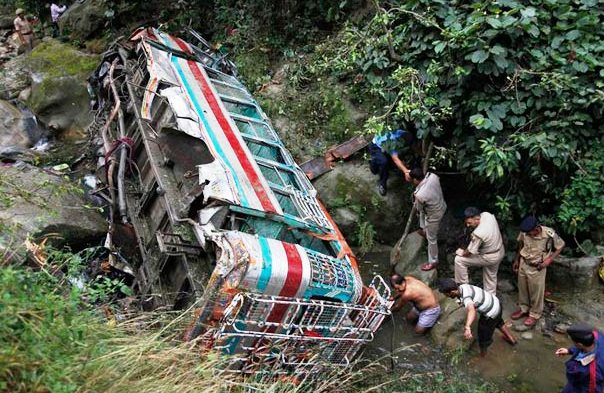 مقبوضہ کشمیر : مسافر بس کھائی میں گرنے سے 5 افراد ہلاک، 49 زخمی