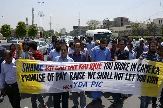 پنجاب کے متعدد شہروں میں مسیحا پھر سڑکوں پر، اسپتال ویران، ٹریفک جام